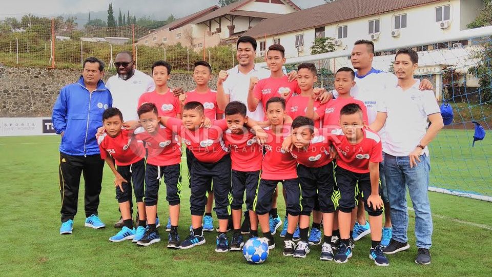 Tim Garuda Muda untuk Danone Nations Cup U-12 bersama jajaran staf kepelatihan termasuk Jacksen F. Tiago (kedua dari kiri atas). Copyright: © Ian Setiawan/Indosport